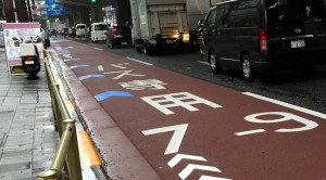 Read more about the article 駒沢大学駅付近R246上のバスレーンに設置された自転車ナビライン