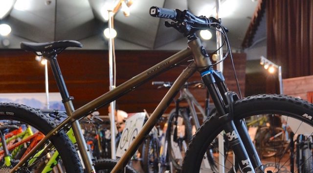 Read more about the article KONA 2107年モデル：楽しみ方は自由。27.5インチホイールのクロモリトレイルバイク「EXPLOSIF」