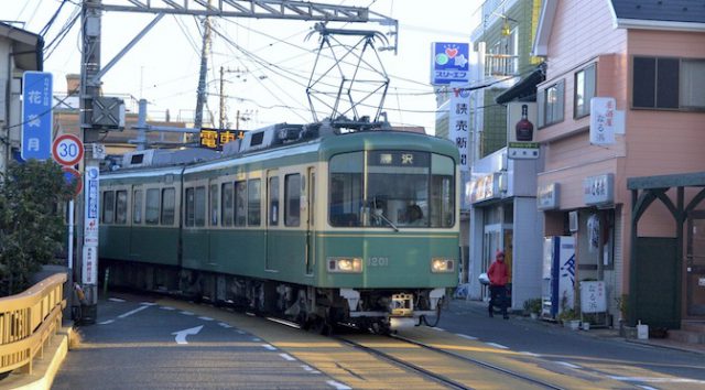 Read more about the article 道路の真ん中を電車が通る