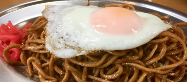 Read more about the article 浅草の古い地下街で焼きそばを食べる