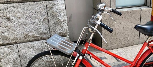 Read more about the article 今なお現役、ロッドブレーキの郵便自転車