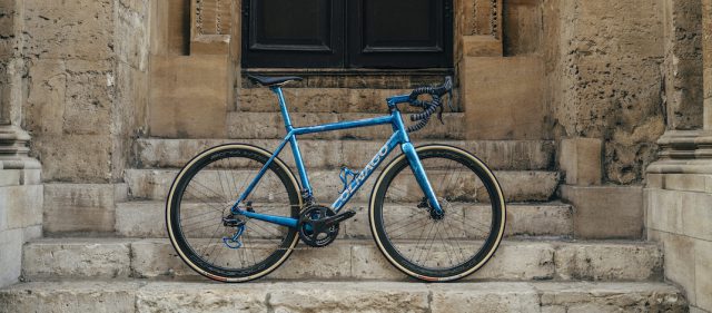 Read more about the article COLNAGO C64にプリズム柄のブルーメタリック「RC19」カラーが登場