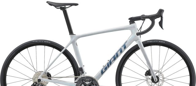 Read more about the article GIANT 2023年モデル：ヒルクライムにも向くシマノ・105 Di2完成車「TCR ADVANCED 1 DISC KOM」